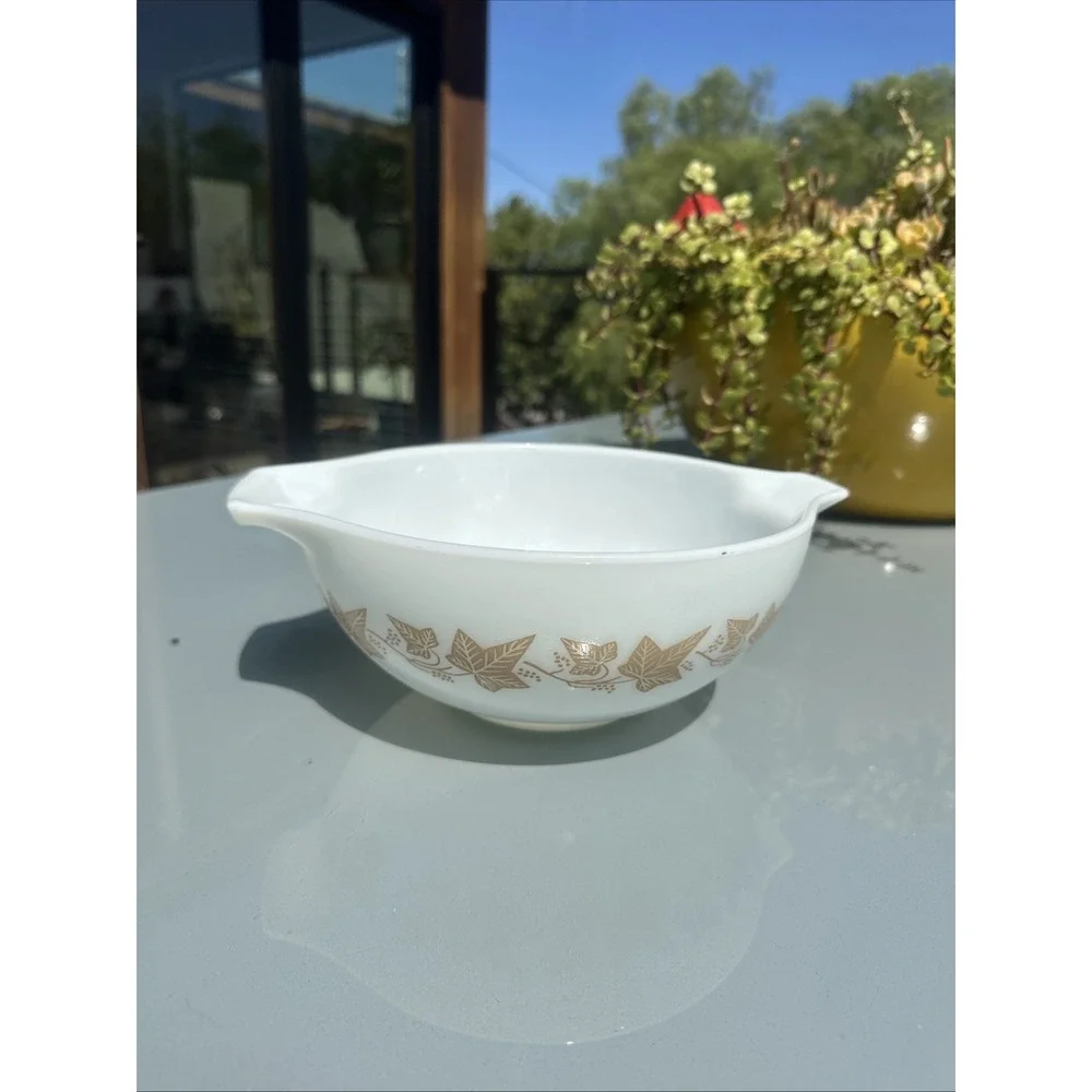 Pyrex Sandalwood Ivy Leaf Cinderella #443 Mixing Bowl 2 1/2 Quart White Tan Nice